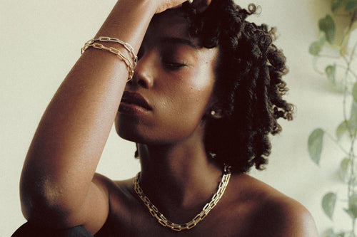 Model styled with Goldmacher Bold Chain Bracelet and Necklace in 18K gold – showcasing modern texture and elegance in natural light