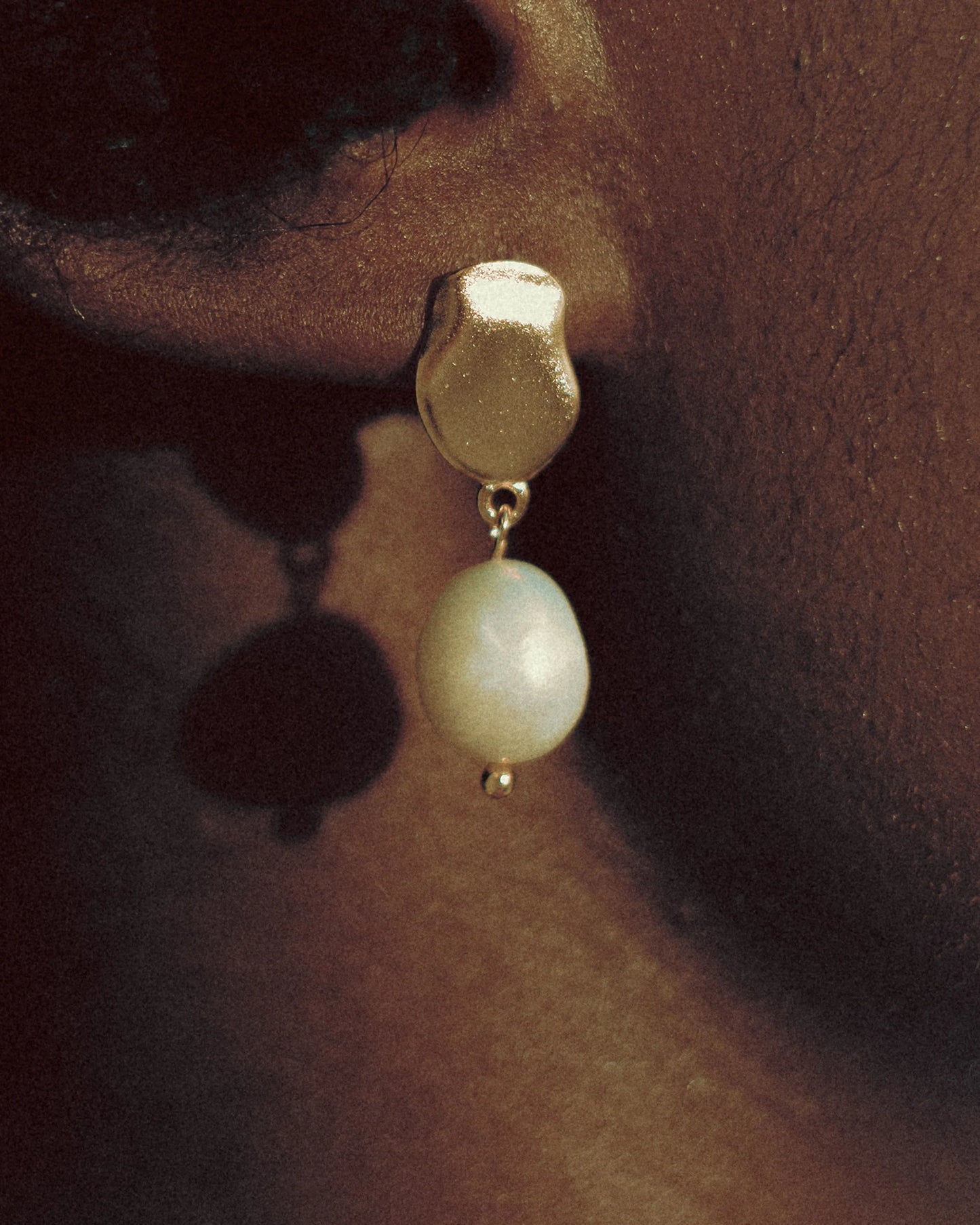 Drift Pearl Earrings by Goldmacher – 18K gold-plated sculptural earrings with freshwater pearls shown on model