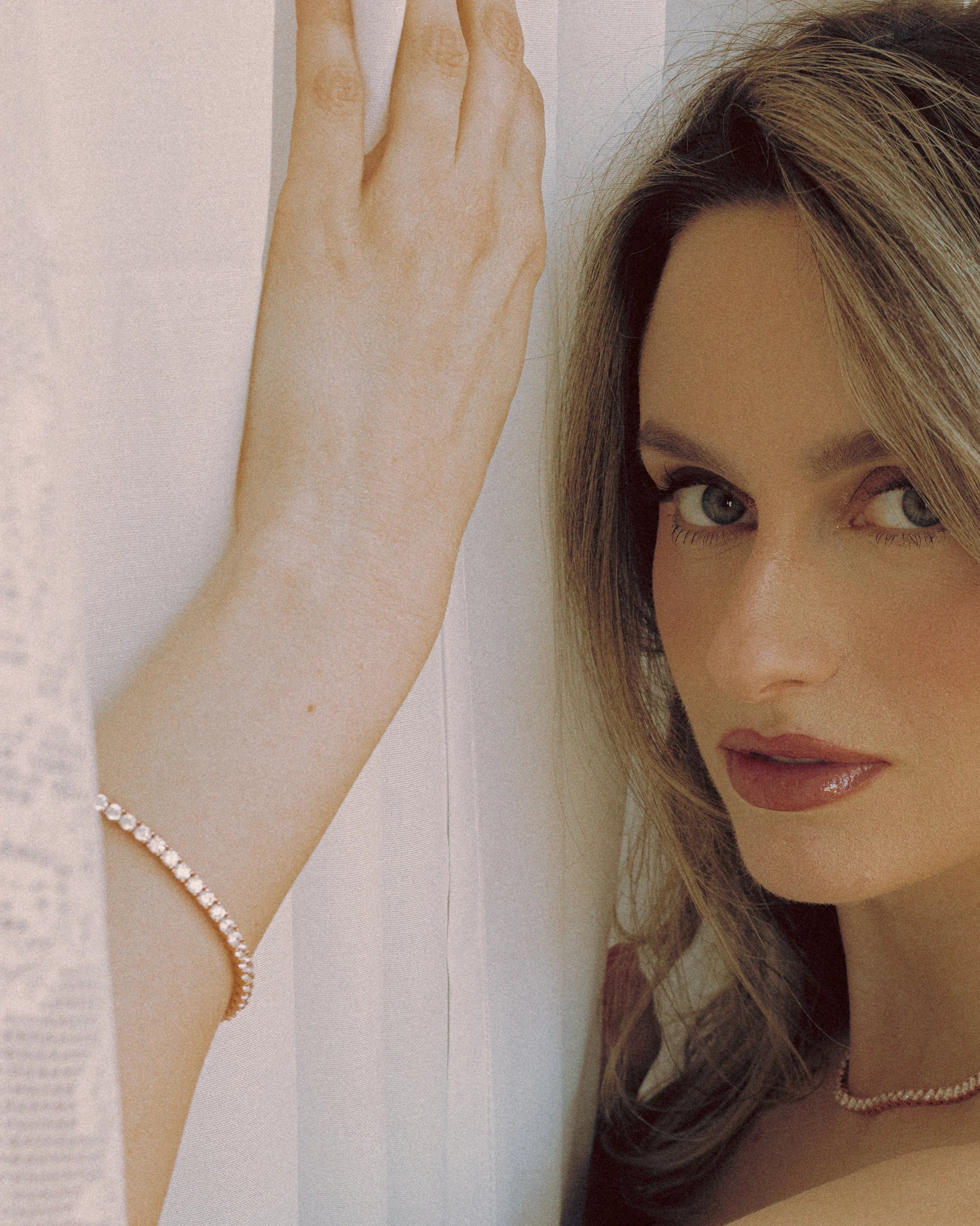 Model showcasing the Goldmacher Linea bracelet in 18k gold – timeless elegance for every day