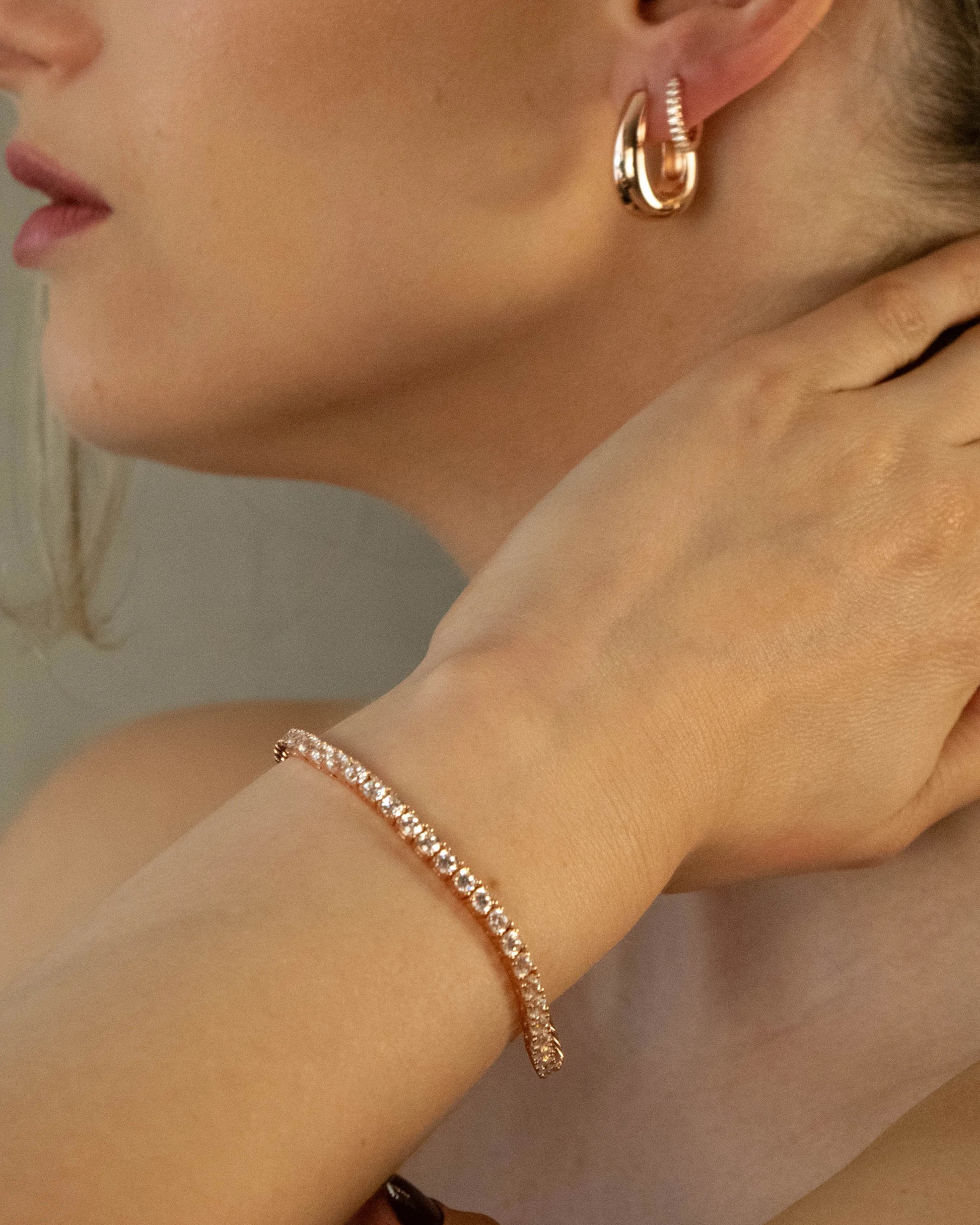 Close-up of the Goldmacher Linea bracelet shimmering on the model’s wrist, showcasing elegant round-cut zircon stones