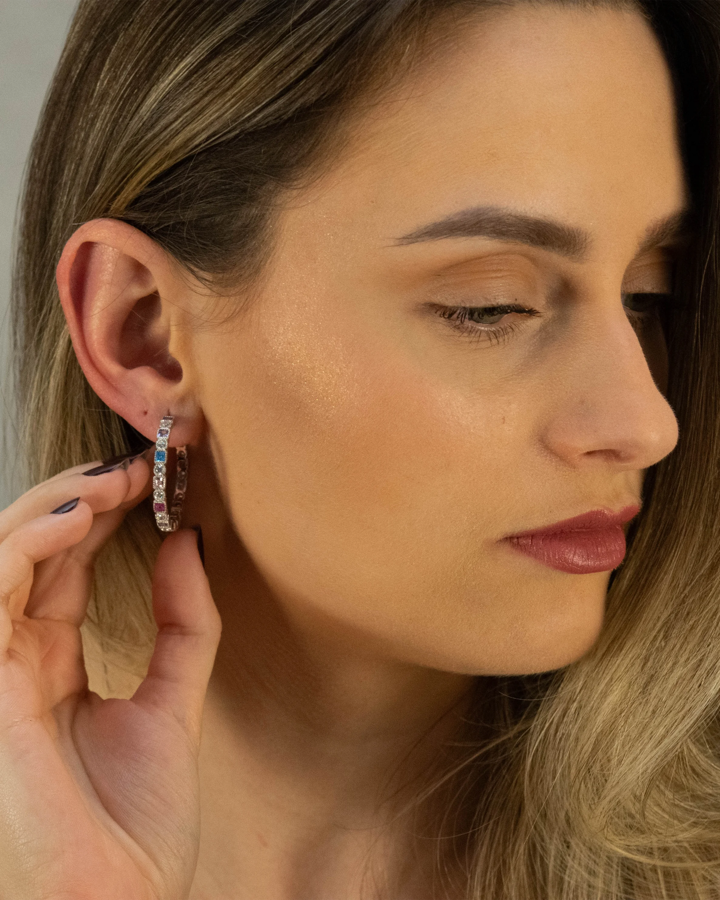 Model wearing Goldmacher Prism Loop Earrings in 925 silver with colorful round and square zircon stones