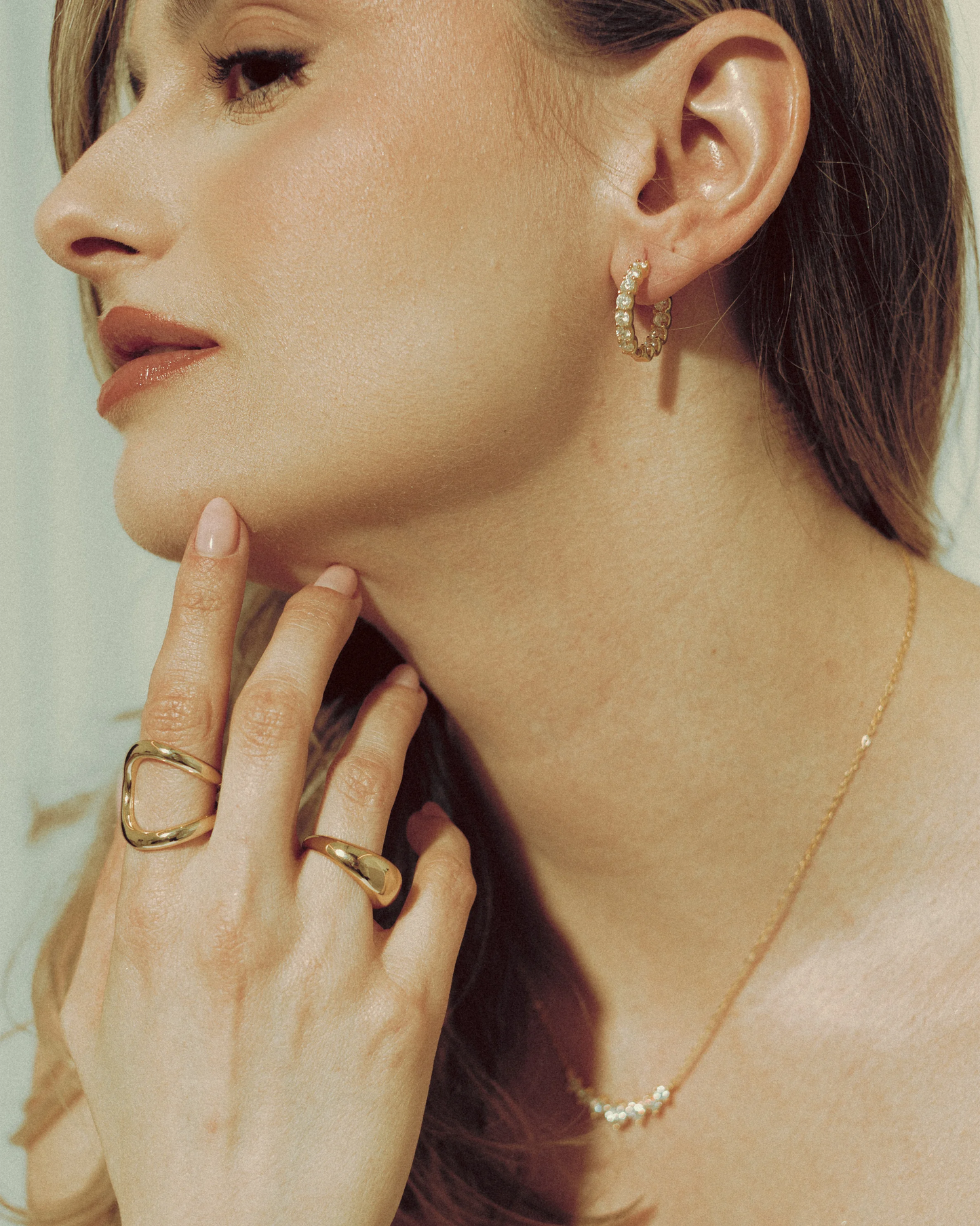 Swirl Ring by Goldmacher – Contemporary open-shape gold ring styled on model for a minimal luxe look