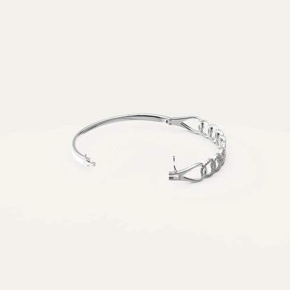 Close-up of clasp on Goldmacher Cuban Link Bracelet with secure lock mechanism
