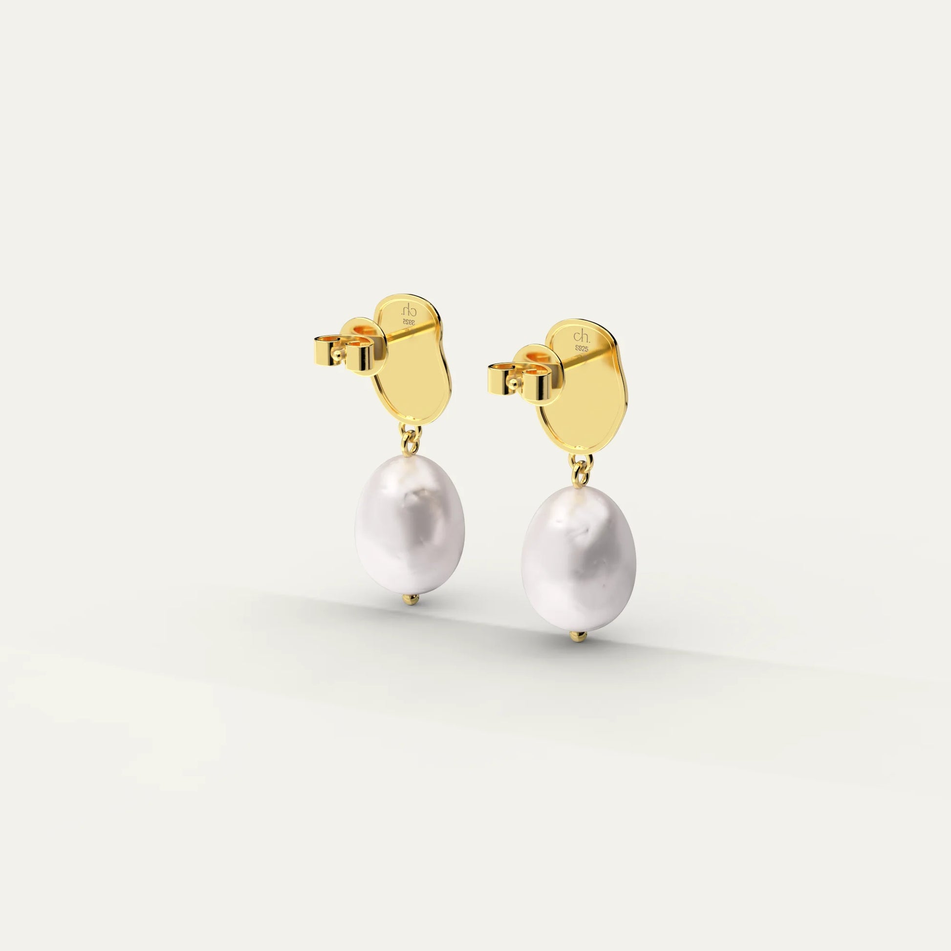 Close-Up of Drift Pearl Earrings – 18K Gold Plated Stud with Logo Engraving and Freshwater Pearl Accent