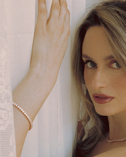 Model showcasing the Goldmacher Linea bracelet in 18k gold – timeless elegance for every day