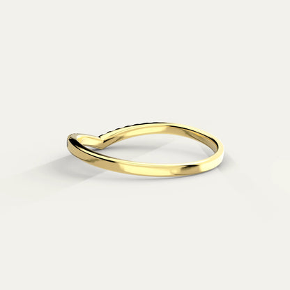 Goldmacher Lynx 18k Gold V-Ring – Hypoallergenic Pavé Moissanite for Sensitive Skin and Durable Everyday Luxury.