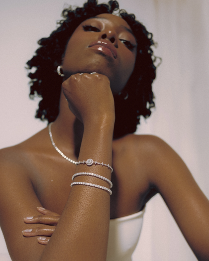 Close-up of Goldmacher moissanite sparkling around the model’s neck and bracelet