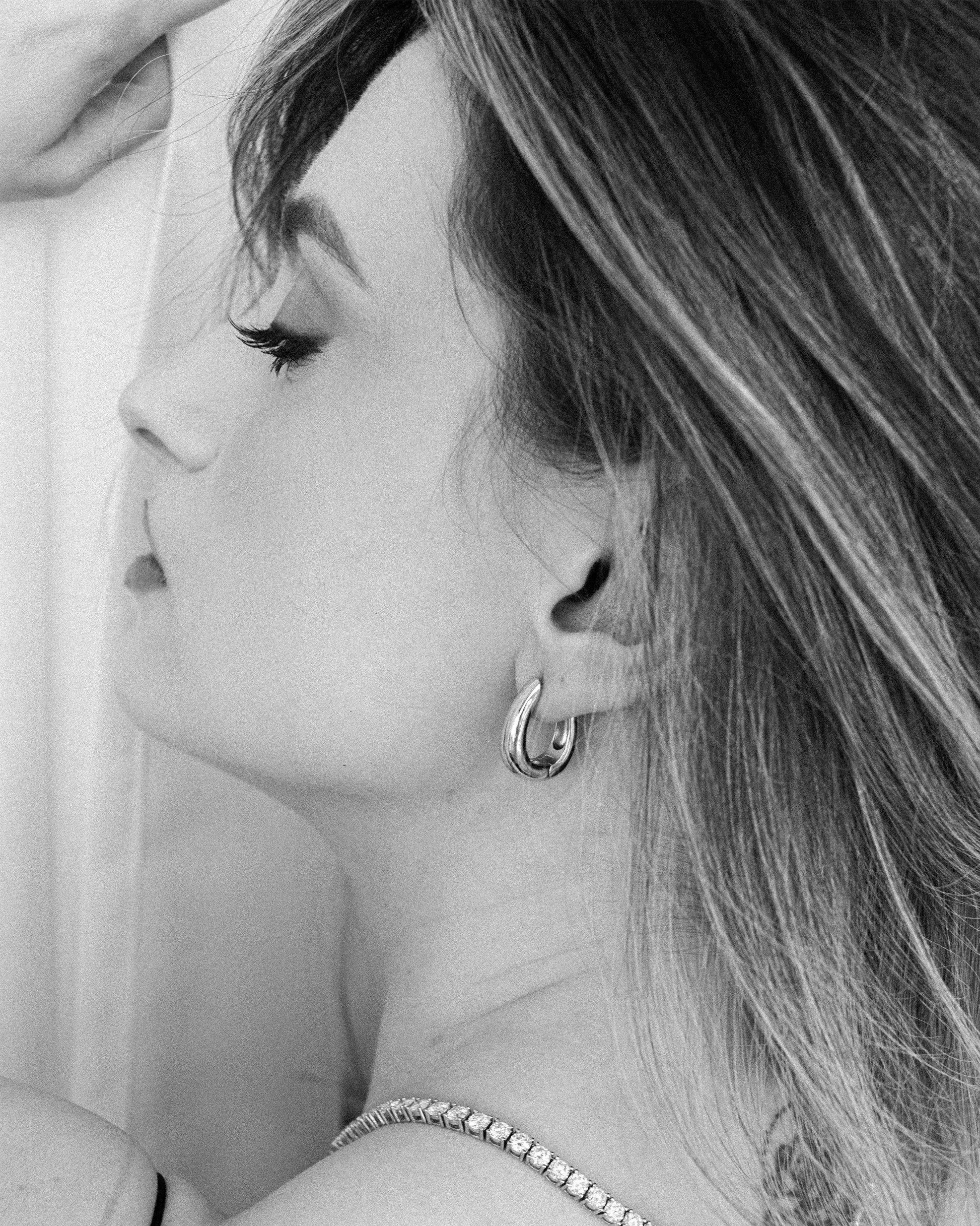 Goldmacher Molten Hoops – Model wearing polished molten-style earrings with modern curved silhouette