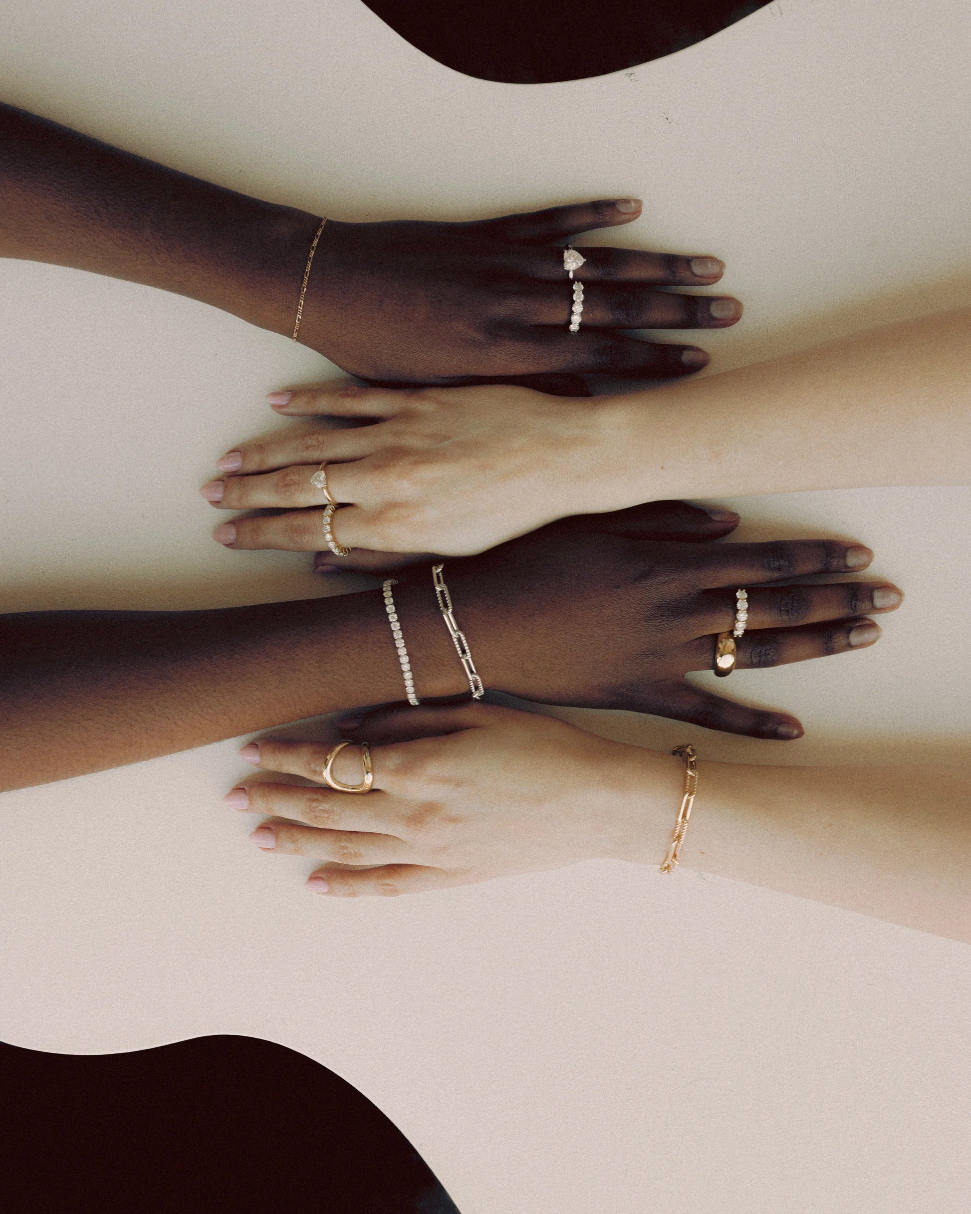 Goldmacher 18k Gold Swirl Ring – Fluid organic-shaped ring showcased in a styled model shot for everyday elegance