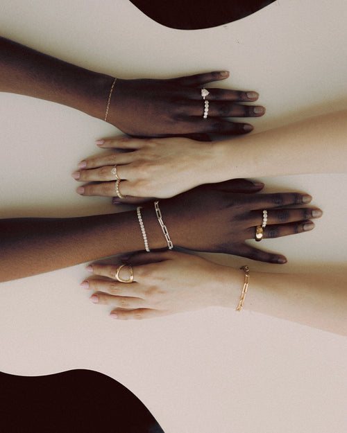 Goldmacher 18k Gold Swirl Ring – Fluid organic-shaped ring showcased in a styled model shot for everyday elegance