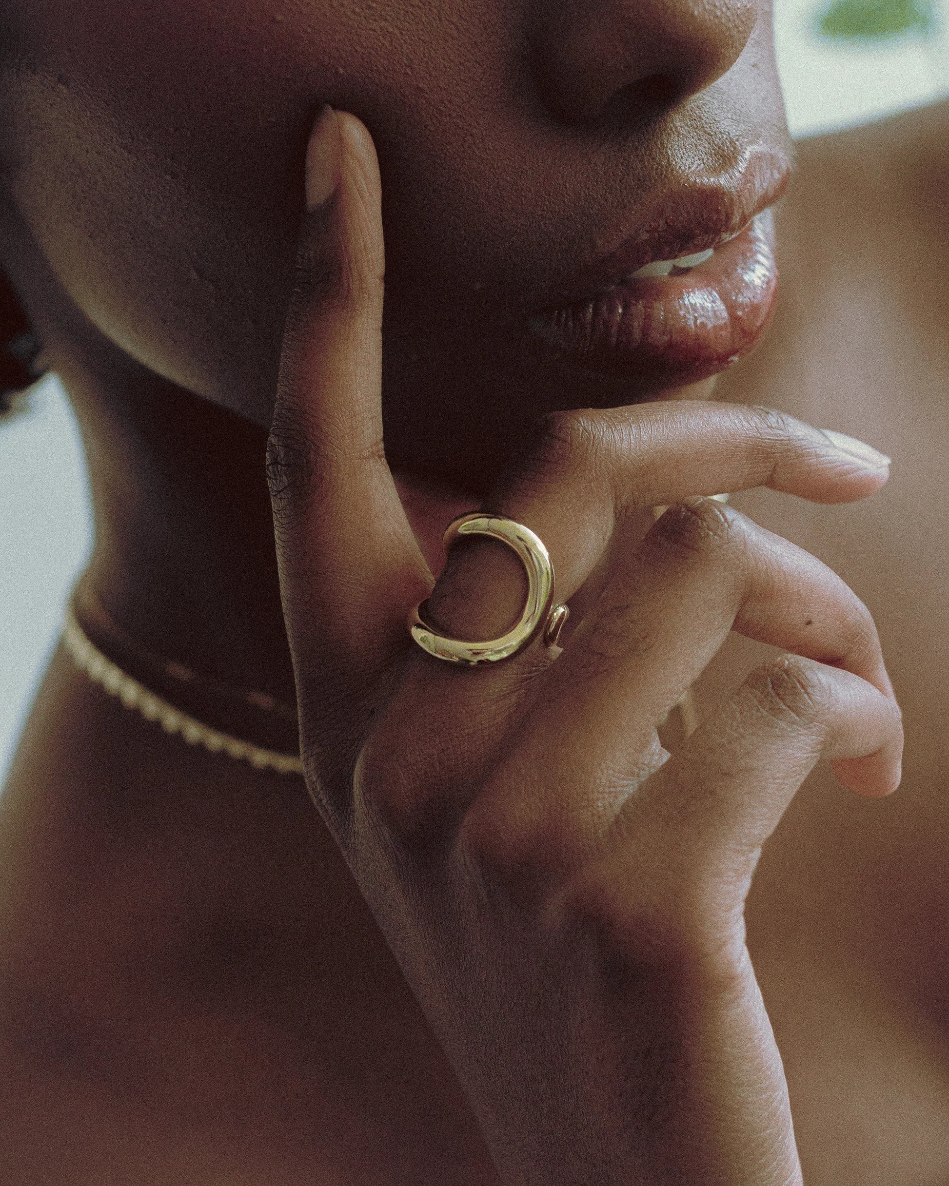 Goldmacher Swirl Ring – 18k gold-plated 925 silver statement ring shown on model’s hand in close-up detail